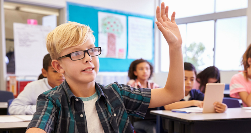 estudiante anteojos escuela aprendizaje