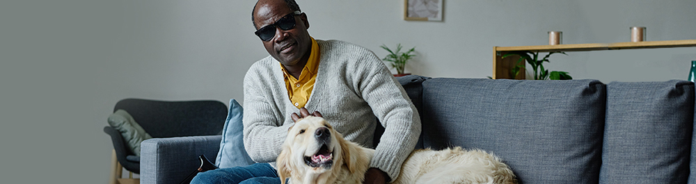 Hombre con discapacidad visual con su perro.